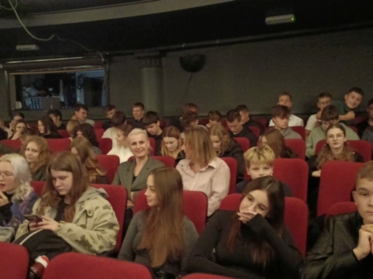 Pierwszaki w teatrze.