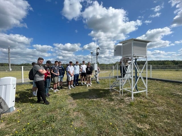 Lekcja geografii w stacji meteorologicznej